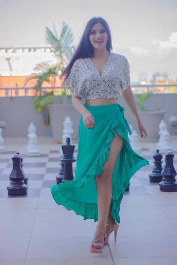 Wyndham Costa Del Sol Pucallpa Eksteriør bilde A woman wearing a wrap skirt