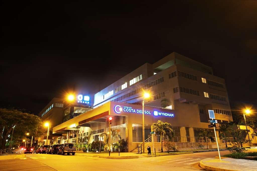 Wyndham Costa Del Sol Pucallpa Eksteriør bilde The hotel at night