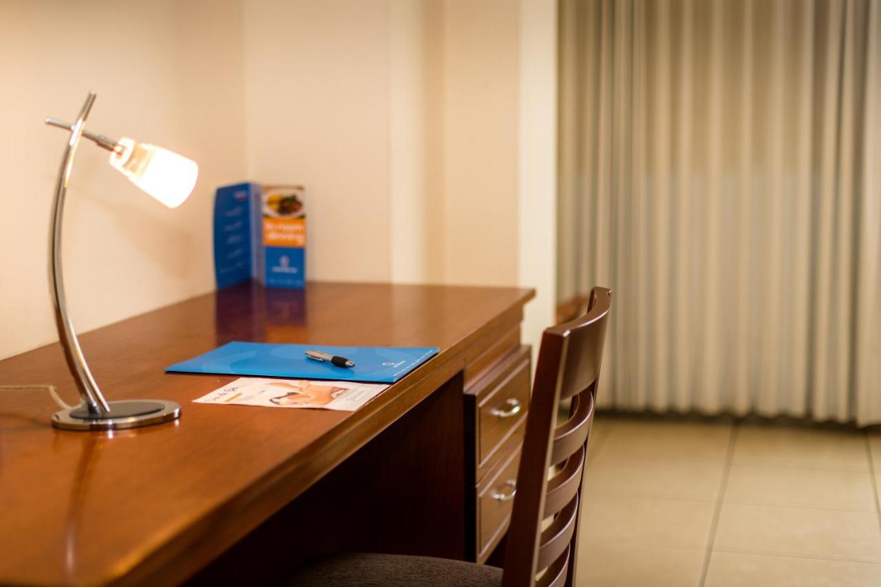 Wyndham Costa Del Sol Pucallpa Eksteriør bilde A desk in a hotel room