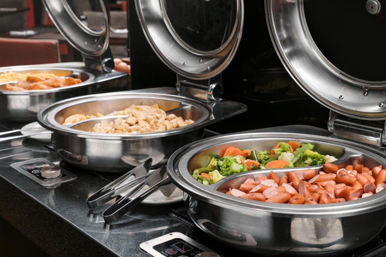 Wyndham Costa Del Sol Pucallpa Eksteriør bilde A chafing dish